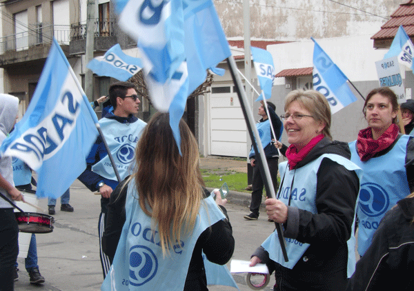 Docentes sin sueldo, chicos sin clases