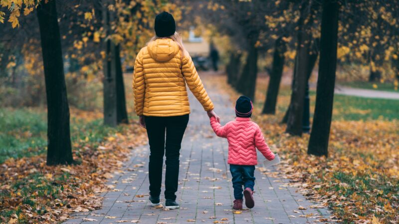 Claves sobre las salidas de padres con un menor a hacer compras