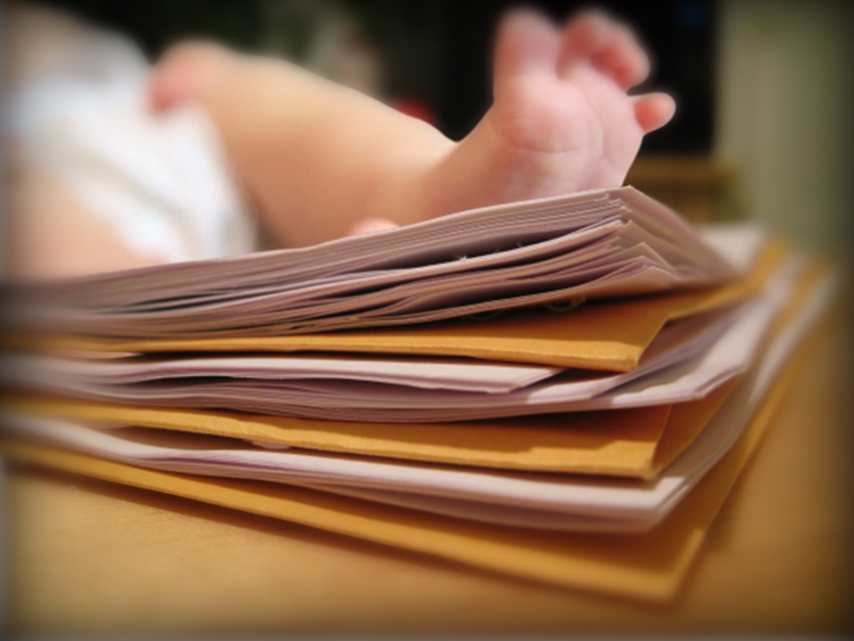 Una bebe atrapada en un expediente