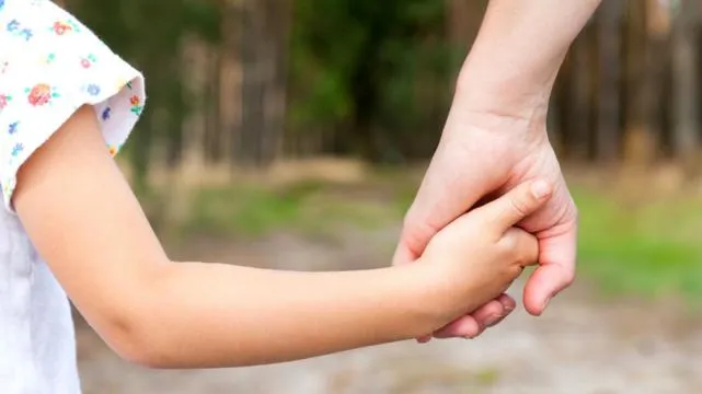 No es el padre biológico, pero debe pagar la cuota alimentaria